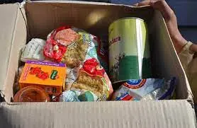 بالتعاون مع جمعية الأورمان إسكان توزع مواد غذائية على الأسر الأشد احتياجا بالفيوم